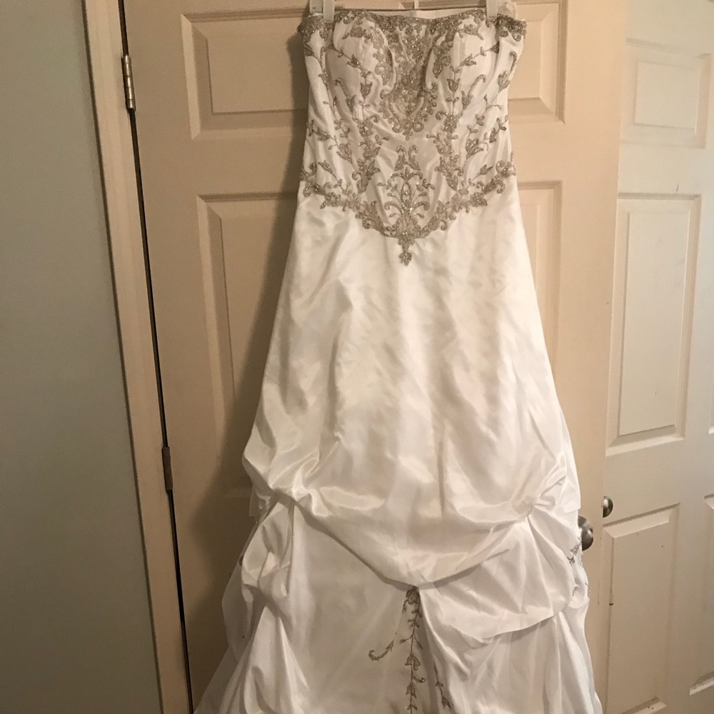Strapless wedding dress